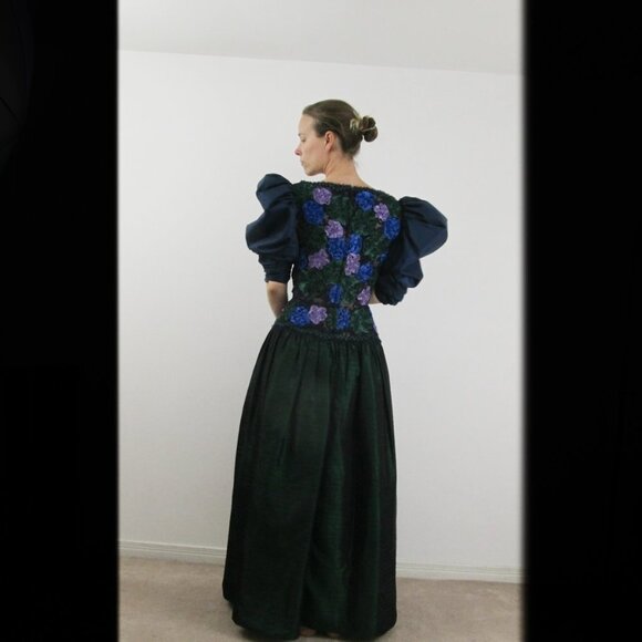 Dramatic Victor Costa for Holt Renfrew red carpet dress in emerald green taffeta - Picture 8 of 14